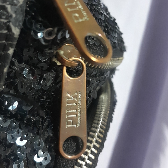 PINK Victoria's Secret Handbags - 🖤Vintage VS PINK Sequin Cross abidy Purse🖤